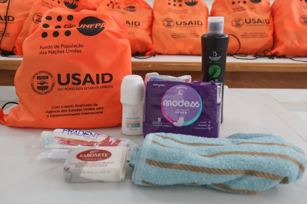 kits de higiene são entregues para associação que atende mulheres em situação de vulnerabilidade social