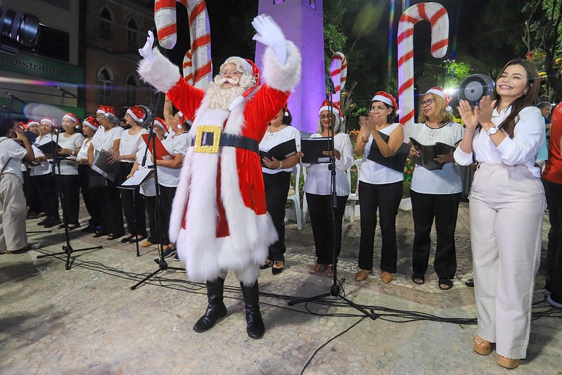 Prefeitura de Manaus entrega decoração de Natal na praça dos Remédios com Cantata Natalina