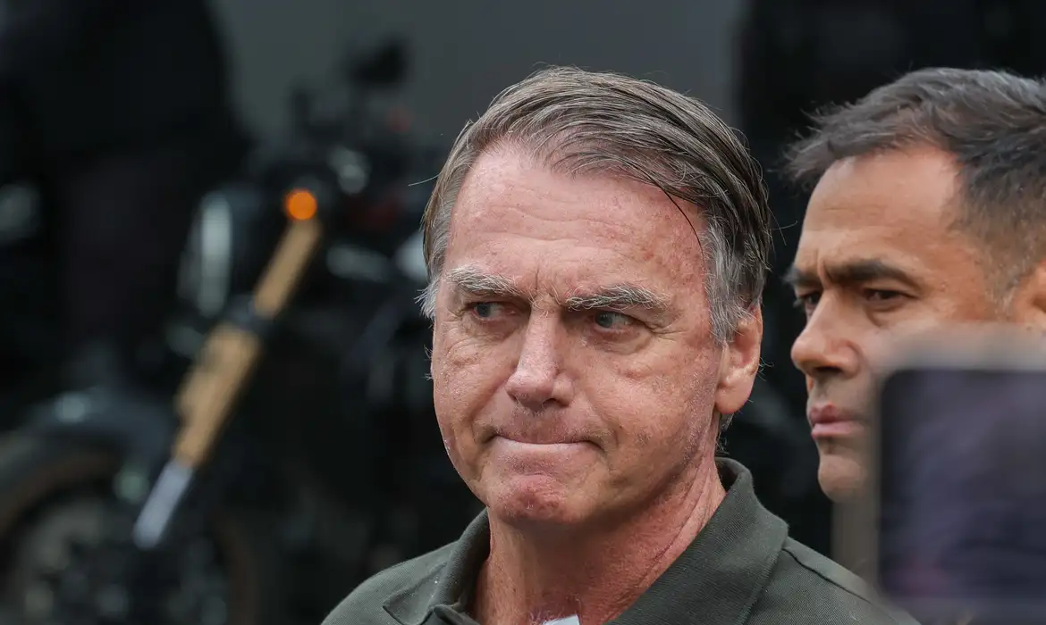 Bolsonaro é submetido à cirurgia para tratamento de hérnia bilateral