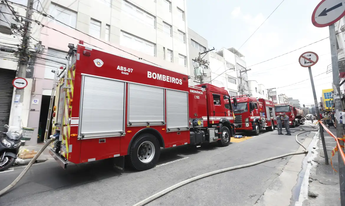 Explosão de galpão com fogos de artifício mata uma pessoa em São Paulo