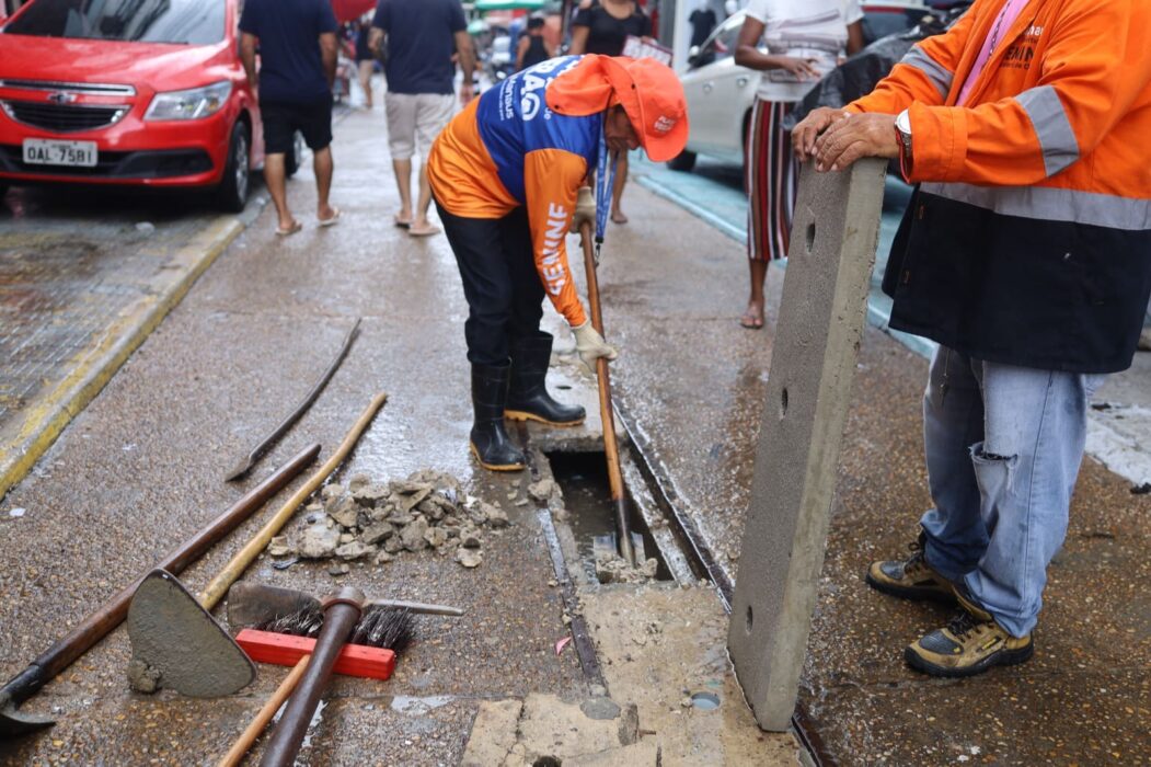 Seminf realiza ação preventiva e coíbe alagamentos na rua Marechal Deodoro