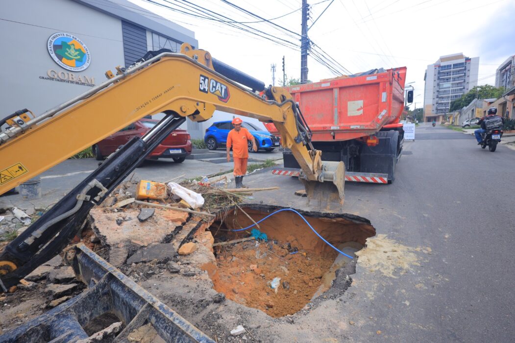 Prefeitura recupera rede de drenagem profunda e reforça segurança viária no bairro Flores