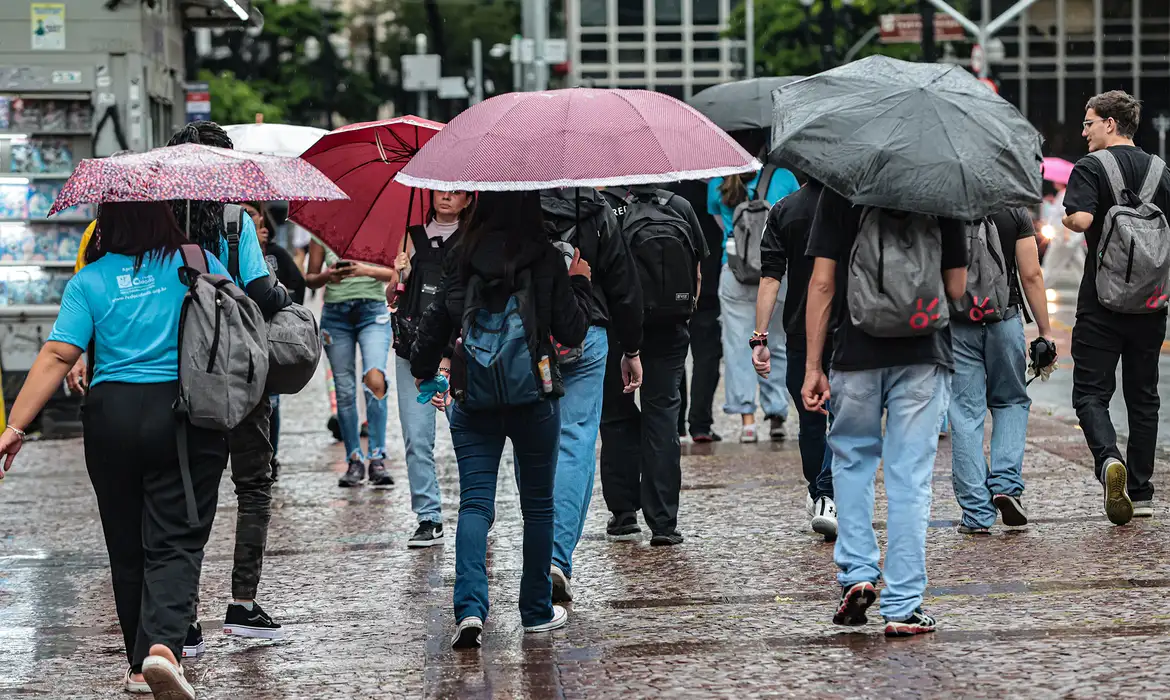 Prefeitura alerta para risco de chuva intensa me Manaus nesta quinta-feira