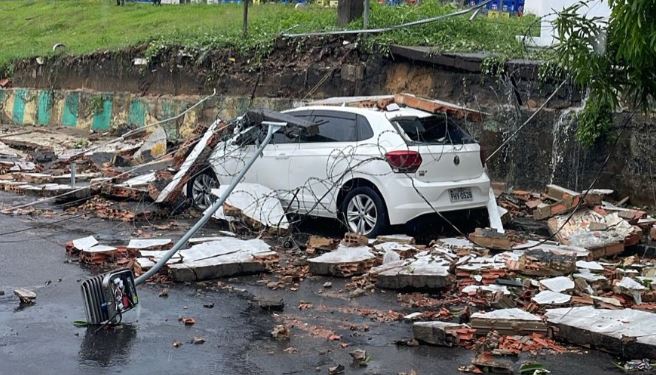 Muro da Ambev desaba e atinge carro durante chuva forte na Alvorada