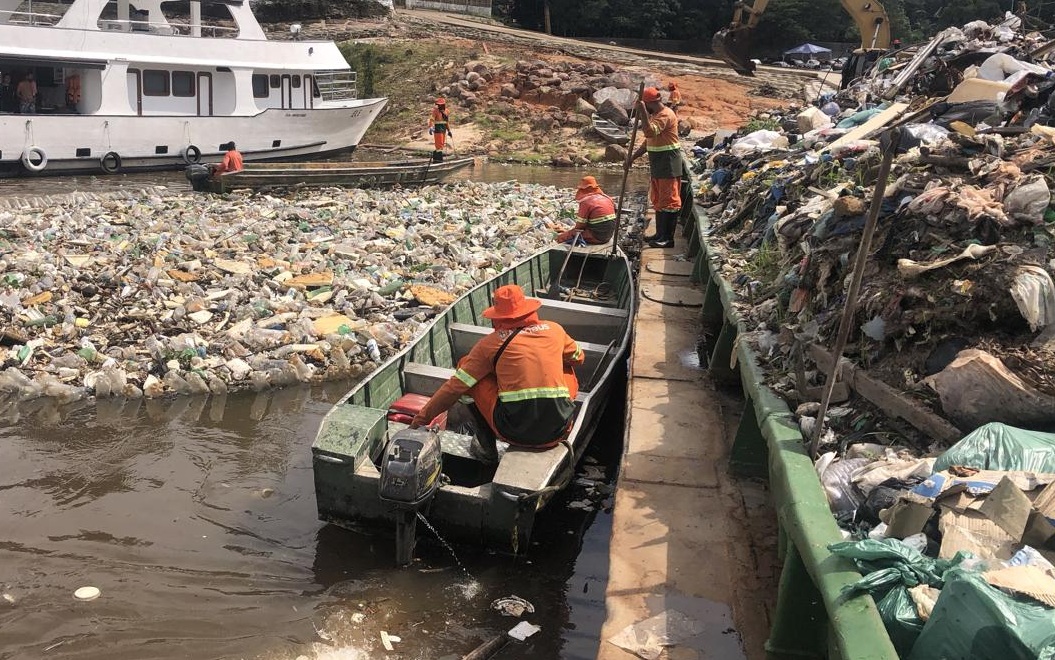 Prefeitura acelera limpeza na marina do Davi e remove acúmulo de resíduos no Tarumã