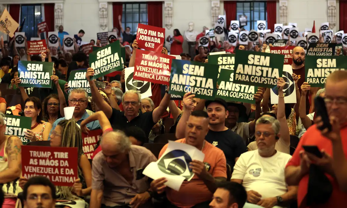 Manifesto celebra democracia contra atos de 8 de janeiro