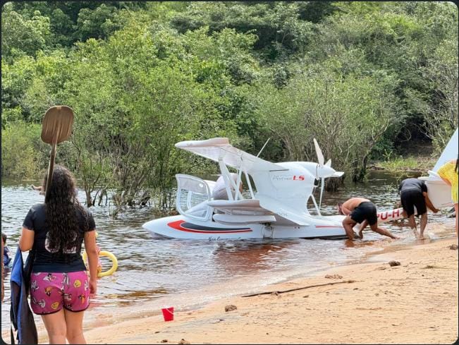 Avião de pequeno porte cai em praia no Rio Negro, em Manaus