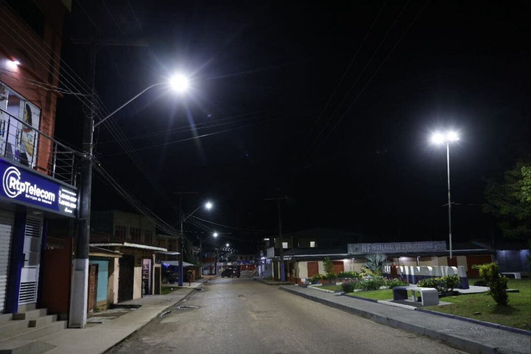 Governador Wilson Lima vistoria obras da estrada do Membeca e inaugura iluminação de LED em Caapiranga