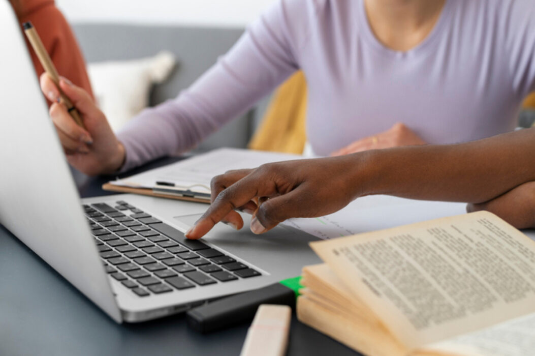 Pesquisa da Pearson liga aprendizado à produtividade da IA