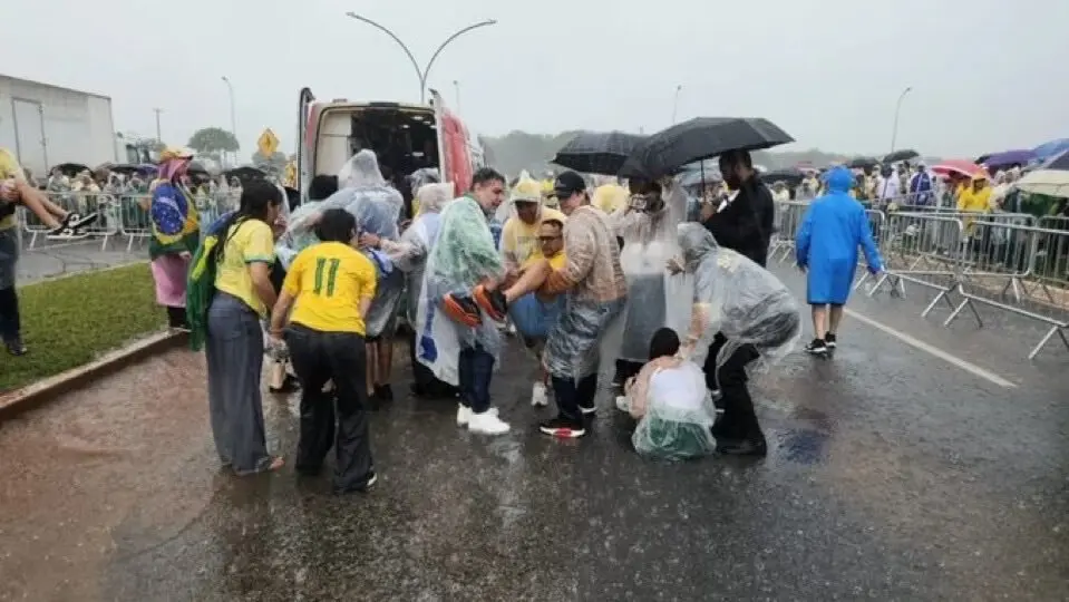 Raio atinge ato manifestação convocada por Nikolas Ferreira e deixa feridos em Brasília