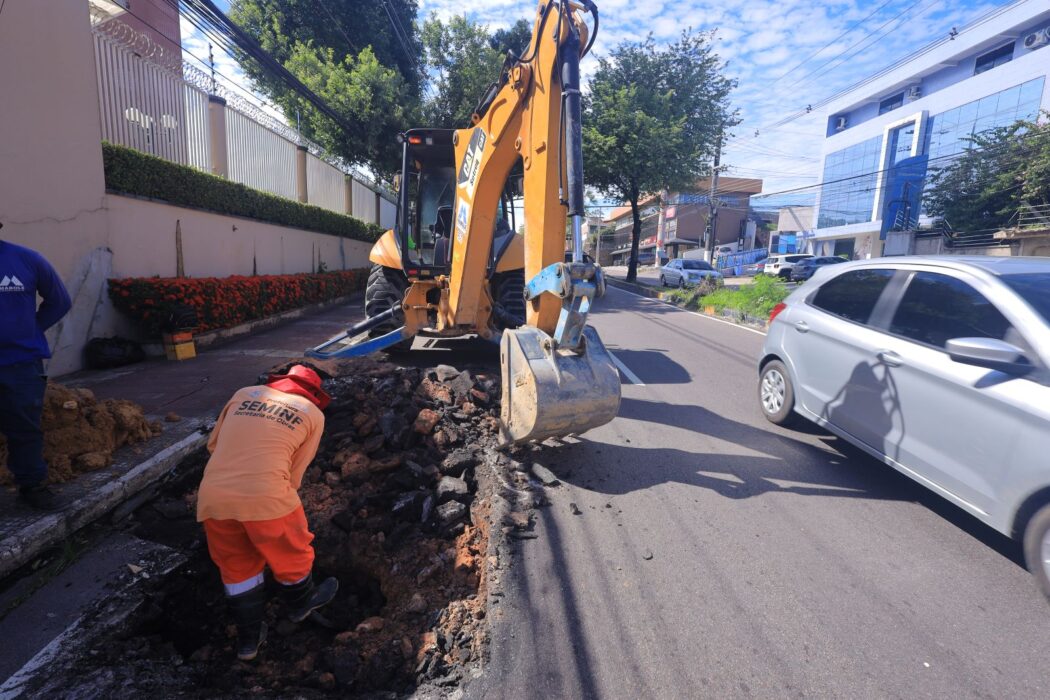 Rede de drenagem é recuperada na avenida Umberto Calderaro