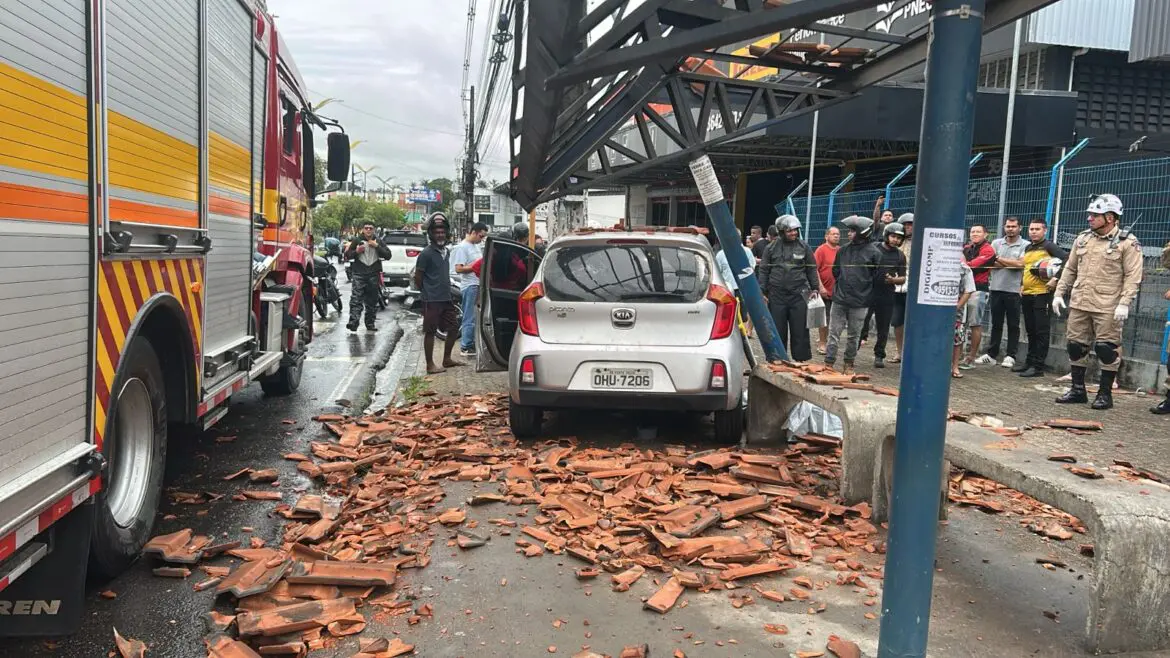 Idoso morre após carro invadir parada de ônibus, em Manaus