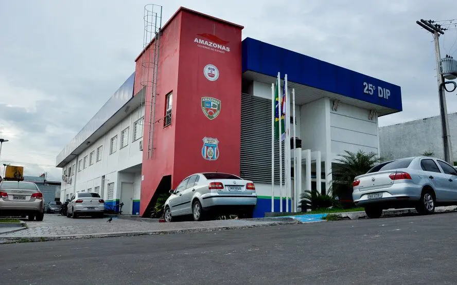 Mulher é presa por estelionato e furto qualificado de R$ 14 mil em clínica médica em Manaus