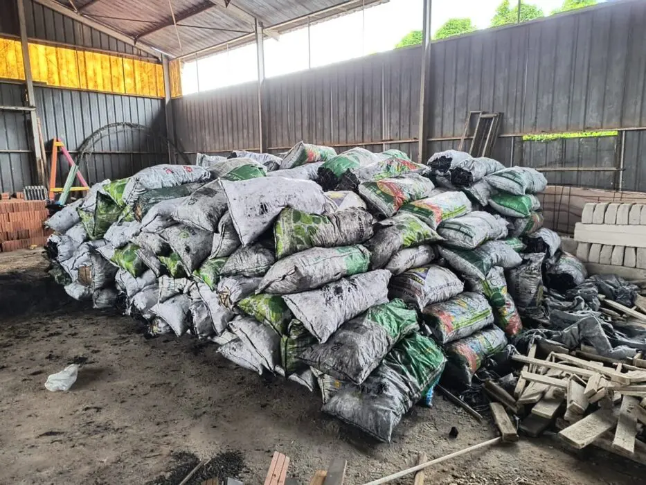 Ipaam apreende 524 sacas de carvão vegetal irregular em Itacoatiara