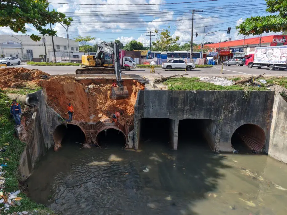 Após fortes chuvas, Prefeitura atua no igarapé do Passarinho e garante segurança na avenida José Henrique Bentes