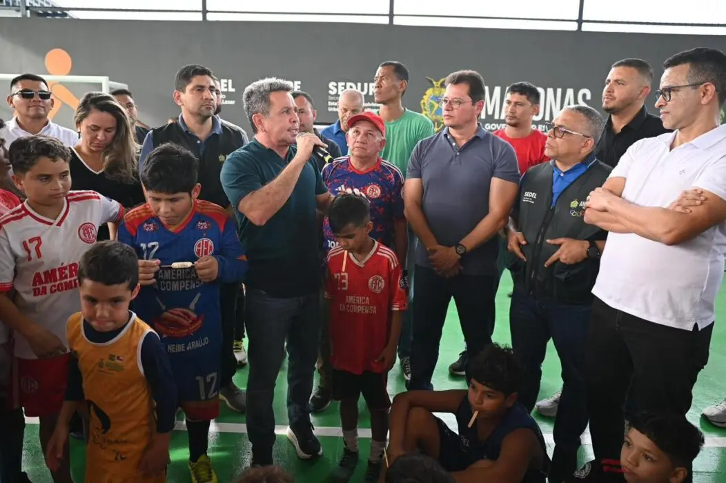 Vice-governador Tadeu de Souza participa de entrega de quadras revitalizadas do CDC da Compensa