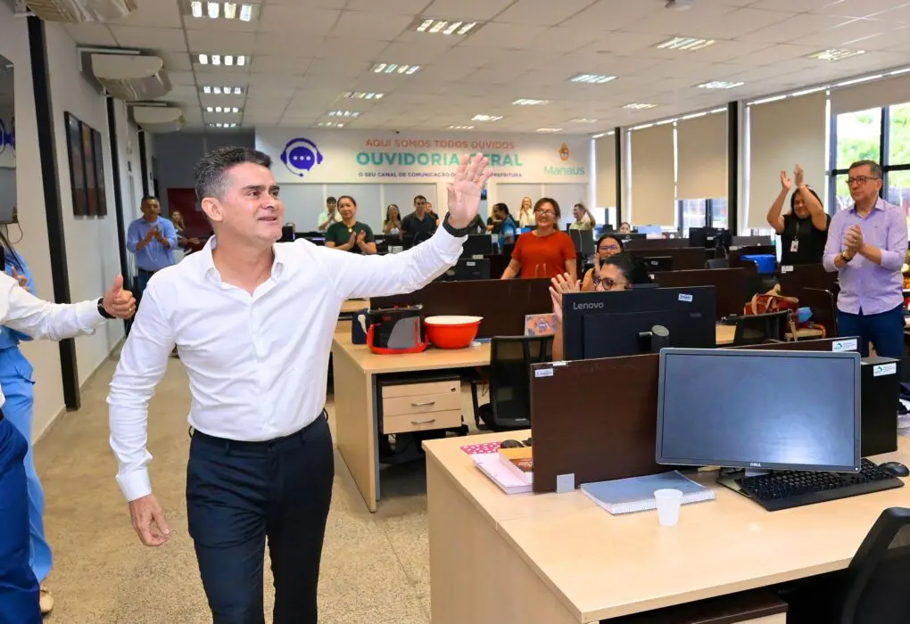 Prefeito David Almeida percorre sede da prefeitura, agradece servidores