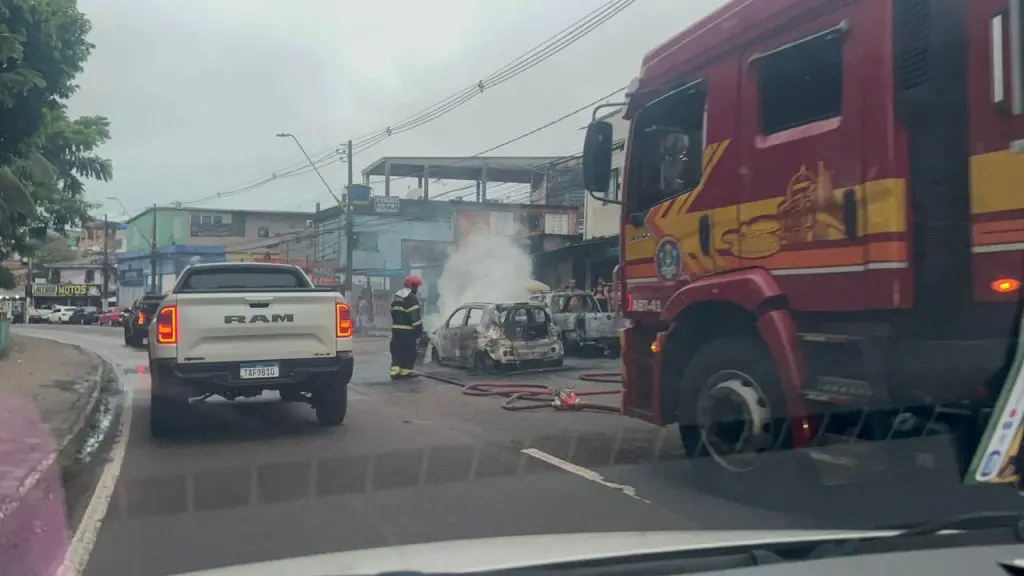 Vídeo: carro pega fogo e tem perda total na avenida Brasil em Manaus
