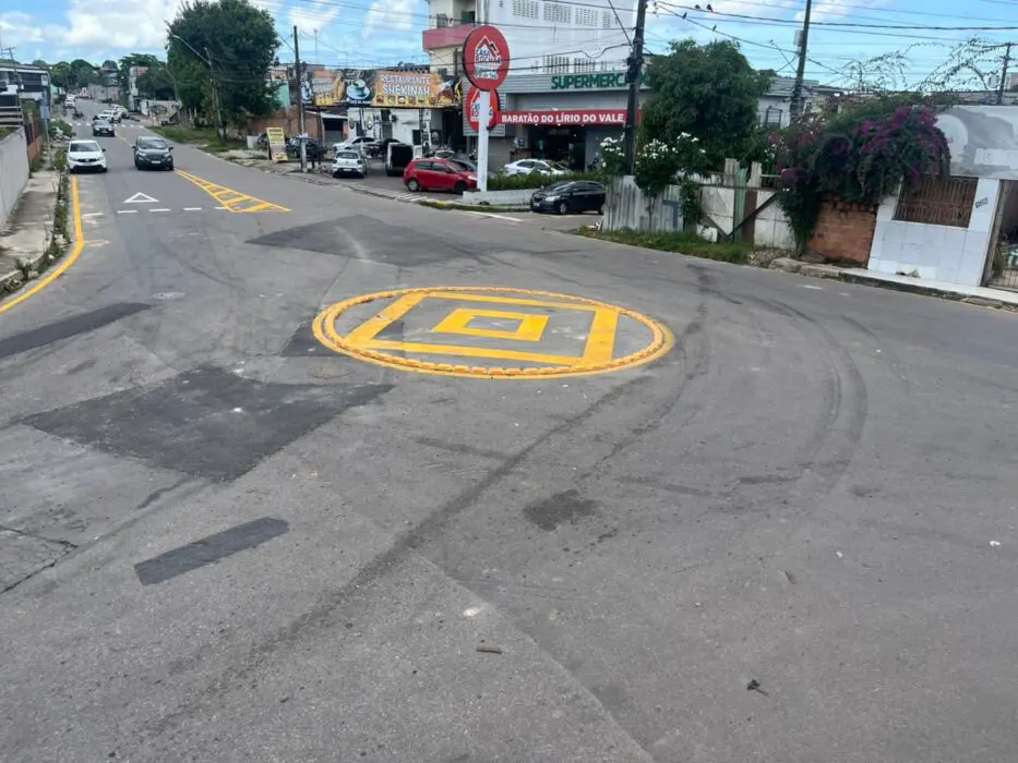 Prefeitura reforça sinalização viária e implanta minirrotatória no Lírio do Vale para ordenar trânsito