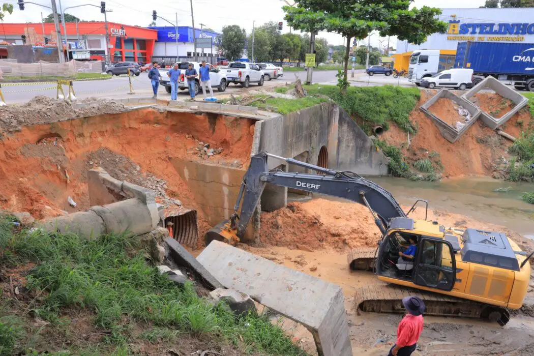 Prefeitura intensifica obras no igarapé do Passarinho e garante segurança na avenida José Henrique Bentes