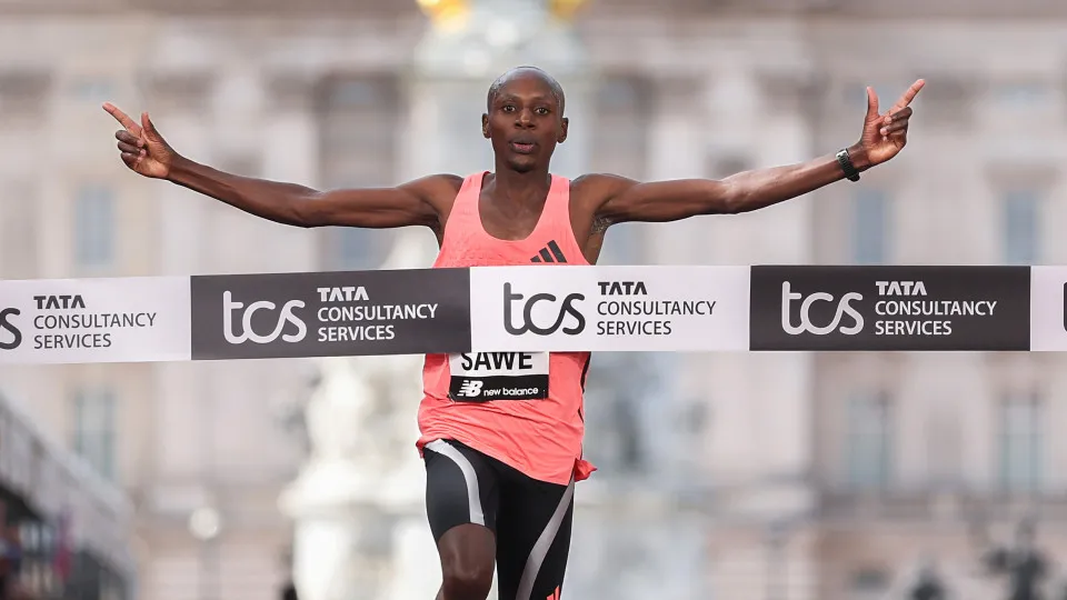 Queniano se torna primeiro atleta a correr maratona abaixo de 2 horas
