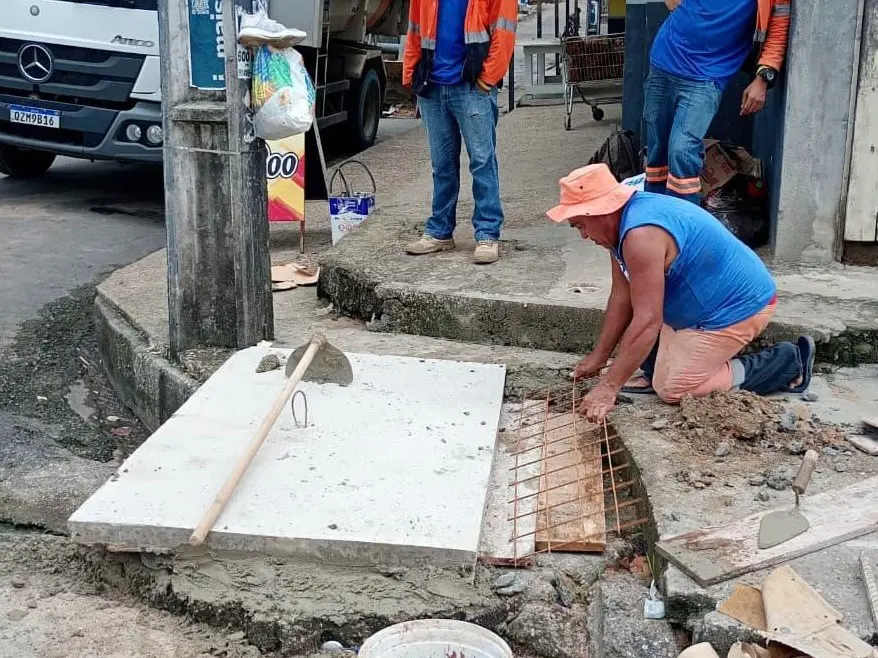 Prefeitura implanta nova tampa em caixa coletora e reforça drenagem em via no bairro Jorge Teixeira