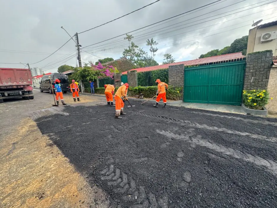 Prefeitura intensifica serviços de manutenção asfáltica e trabalha em nova rua do bairro Aleixo