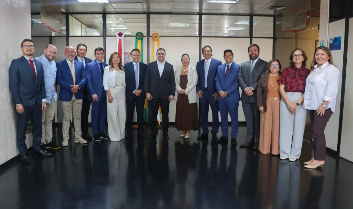 Procuradora-geral de Justiça recebe novo governador do Amazonas em visita institucional