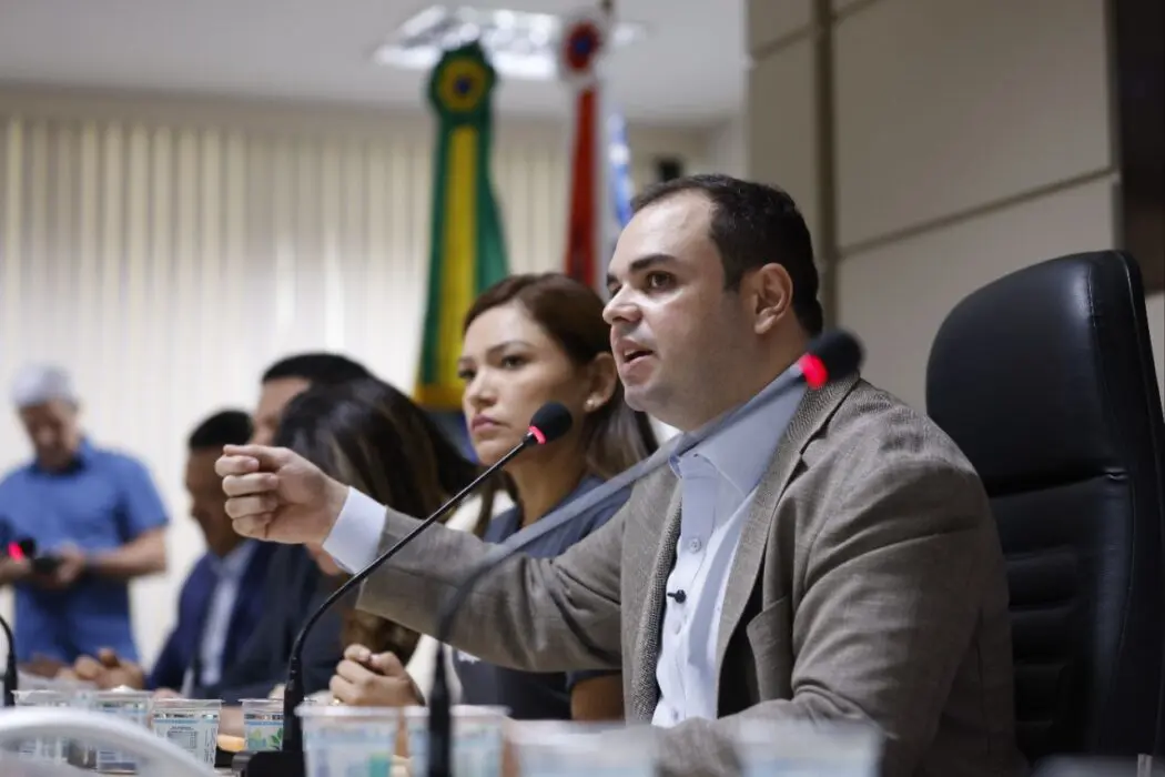 Mais de 14 mil servidores da Segurança terão reajuste de 4,14%, anuncia o governador interino Roberto Cidade
