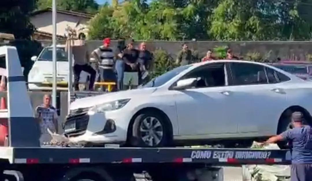 Carro pega fogo após colisão e causa congestionamento na Avenida Ephigênio Salles, em Manaus