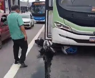 Moto fica presa embaixo de ônibus após acidente na Constantino Nery