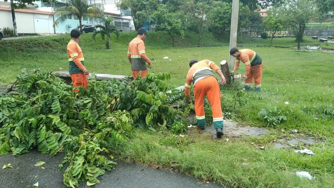 Prefeitura recolhe 12 toneladas de lixo durante chuva deste sábado