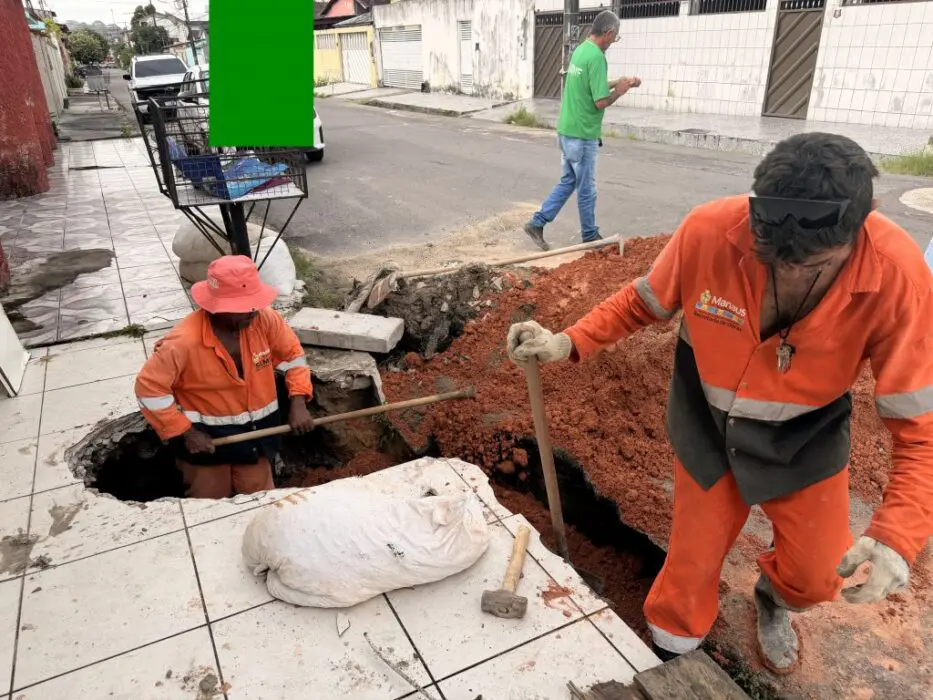 Prefeitura realiza manutenção em uma caixa coletora no Japiim