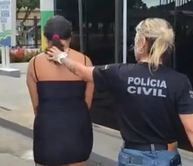 Vídeo: mulher é presa em flagrante com oxi, skunk e cocaína avaliados em R$ 52 mil