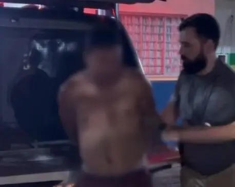 Homem é preso em flagrante após matar filhote de cachorro com golpes de arma branca, em Manacapuru