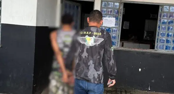 Polícia prende suspeito de matar vizinho a fac@das após discussão em Tefé