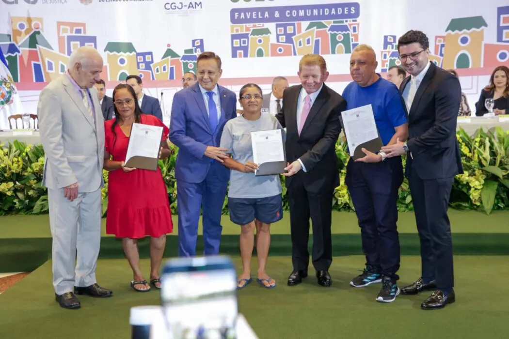 Governo do Amazonas entrega títulos definitivos durante abertura da Semana Solo Seguro no Palácio Rio Negro
