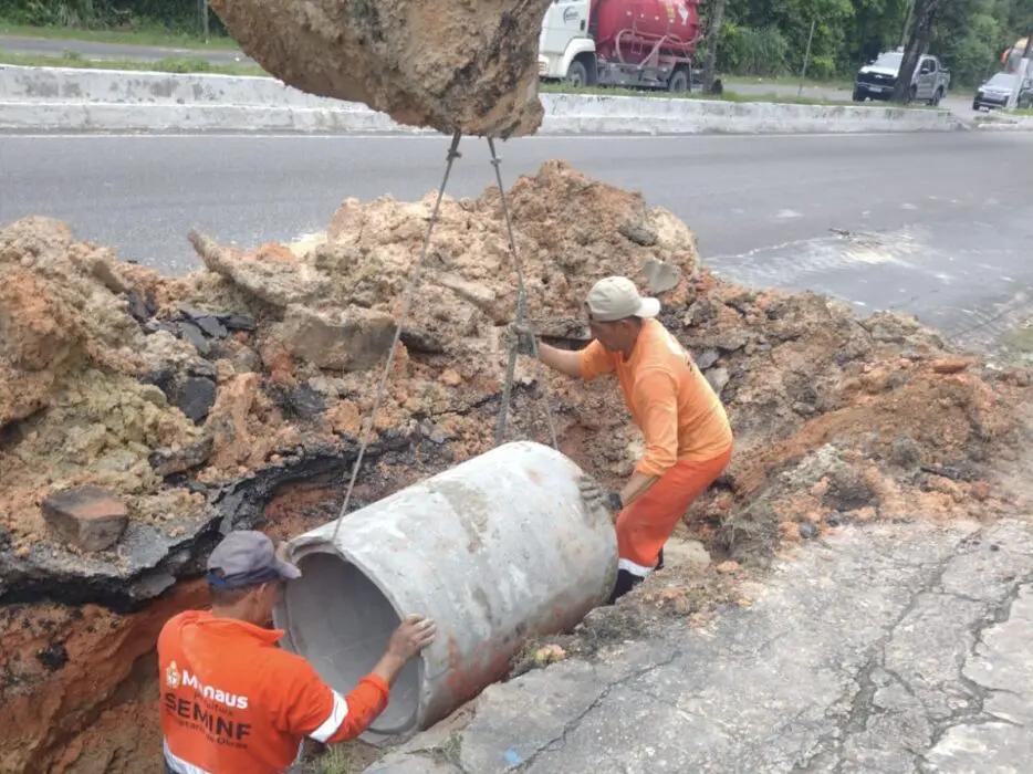 Prefeitura atua em regime de plantão e recupera drenagem na avenida General Rodrigo Otávio Ramos durante feriado