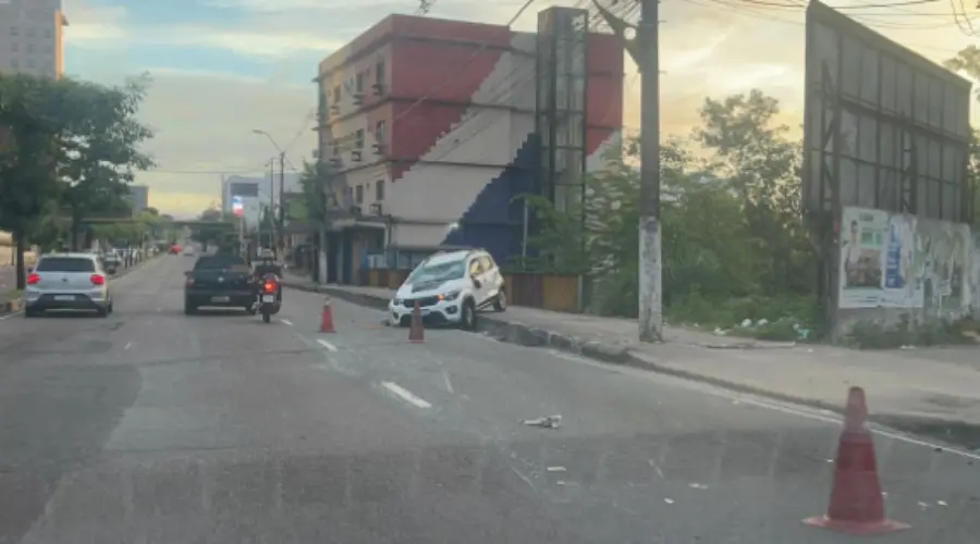 Carro capota após colisão na avenida Djalma Batista em Manaus