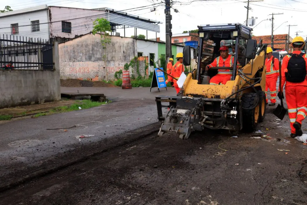 Prefeitura intensifica manutenção asfáltica no Novo Aleixo