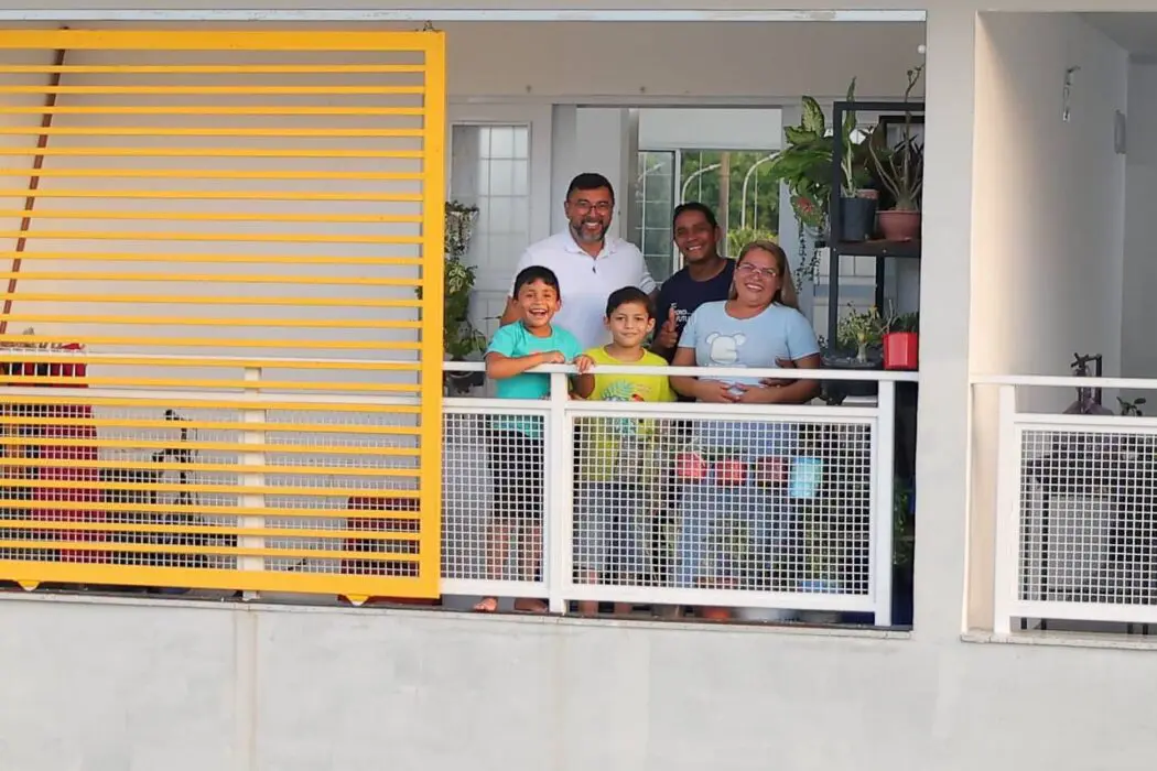 Wilson Lima destaca transformação na vida de famílias ao retornar ao Residencial Maués após um ano da entrega