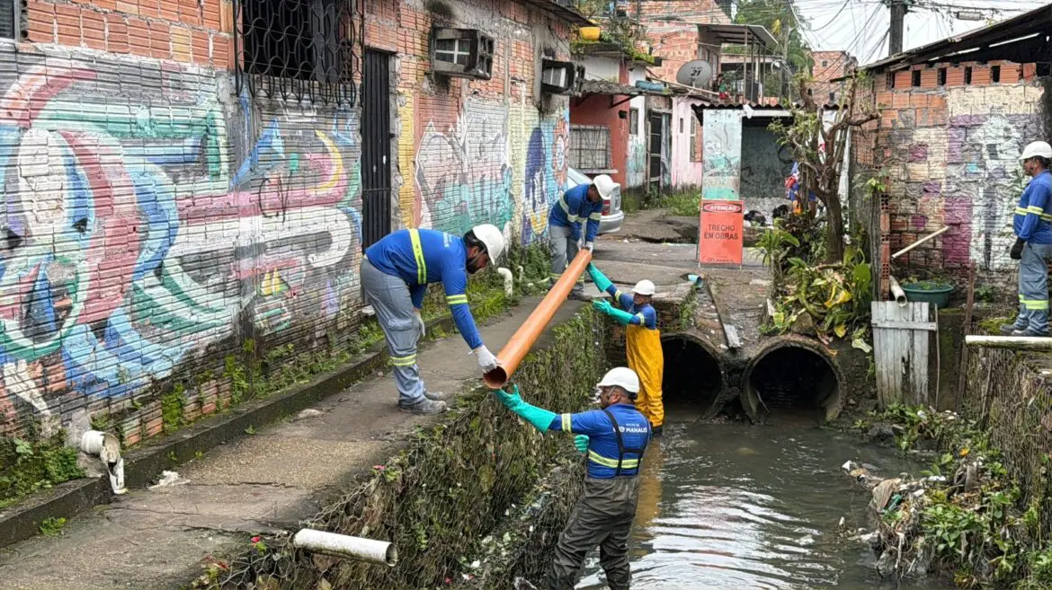 Obra leva pela primeira vez esgotamento sanitário a comunidade de rip-rap em Manaus