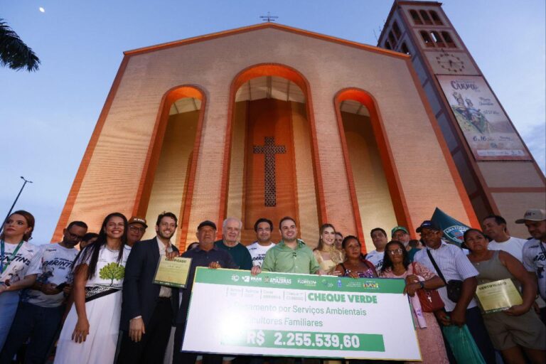 Governador Roberto Cidade entrega R$ 2,2 milhões a produtores rurais por conservação da floresta, em Parintins