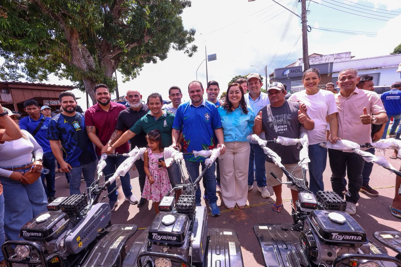 Governador Roberto Cidade entrega implementos agrícolas, kits para mototaxistas e reforça convênio para obras de pavimentação, em Maués