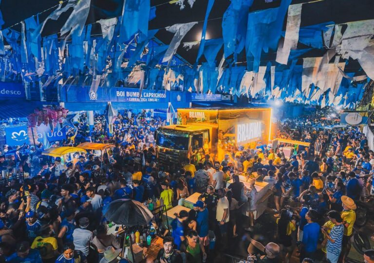 Após vitória do Caprichoso, Brahma promove celebração com caminhão dourado e cerveja gelada