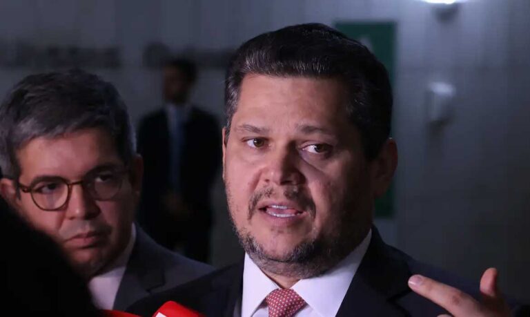 Alcolumbre mantém PEC 6x1 travada