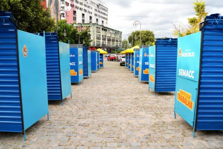 Prefeito Renato Junior entrega primeiras 26 bancas padronizadas para camelôs do centro de Manaus