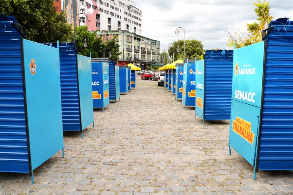 Prefeito Renato Junior entrega primeiras 26 bancas padronizadas para camelôs do centro de Manaus