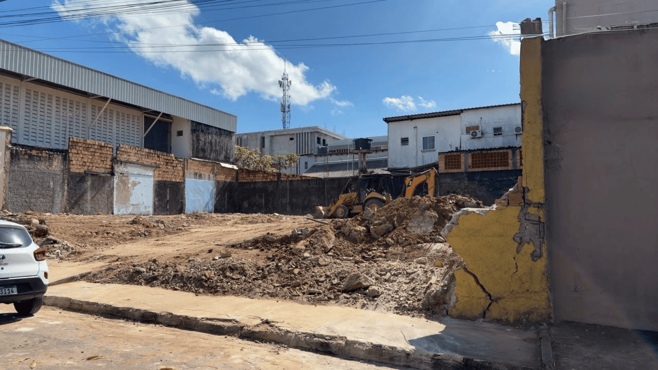 Prefeitura embarga demolição irregular no bairro Parque 10 de Novembro
