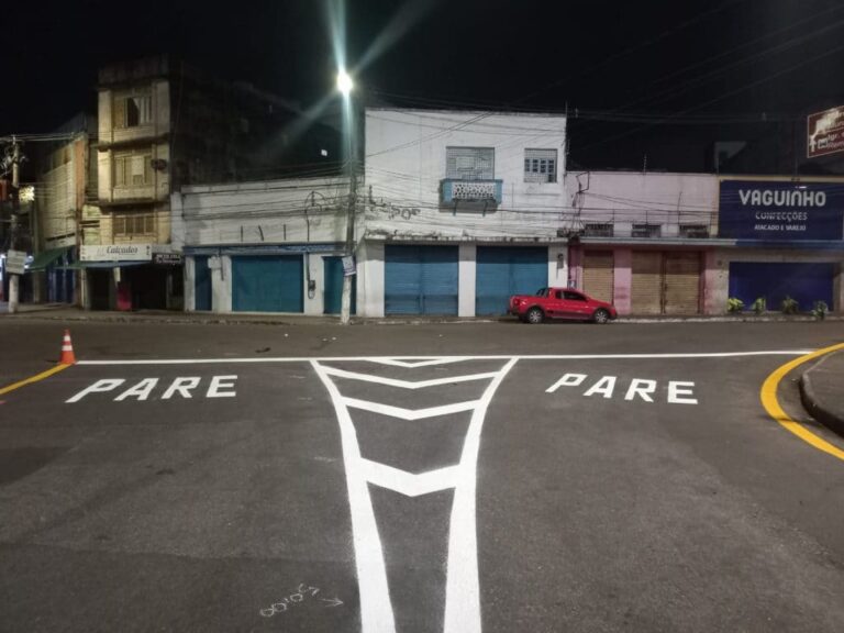 Prefeitura intensifica sinalização viária nos bairros Centro, Compensa e Parque 10 de Novembro